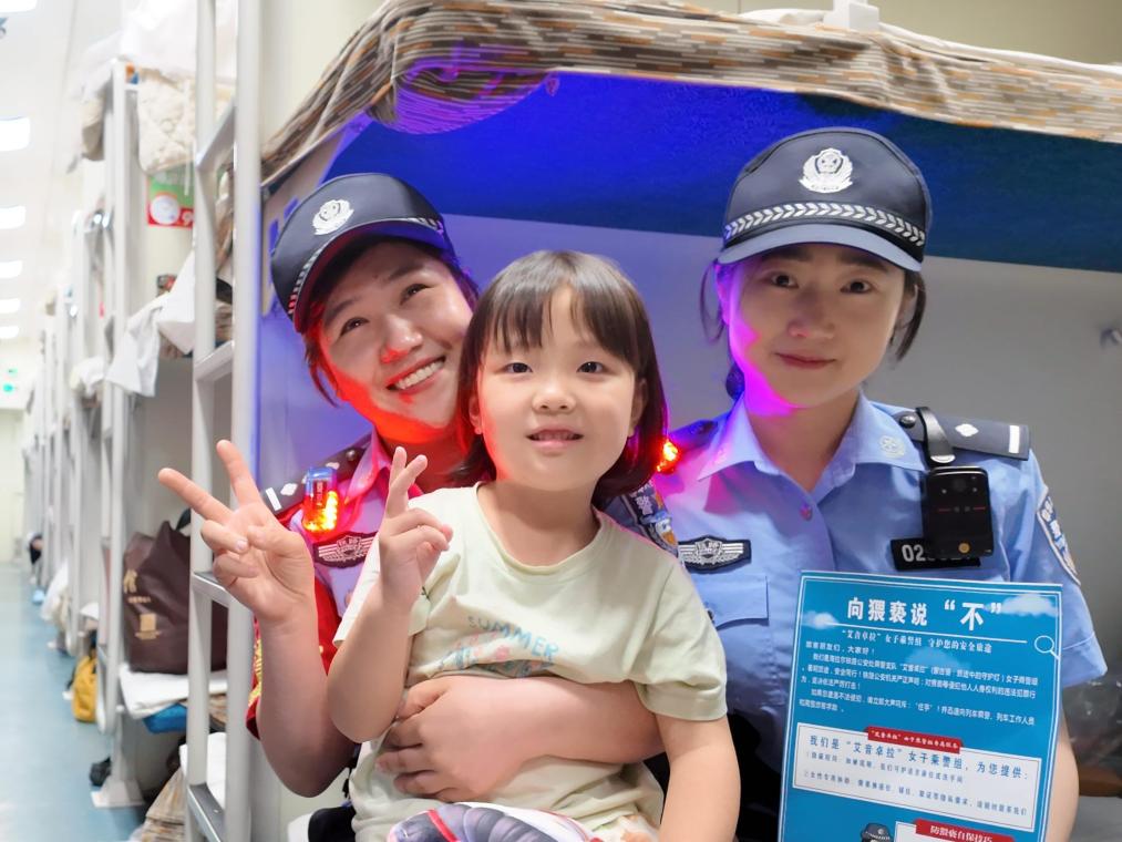 草原警花亮剑  守护旅途安宁