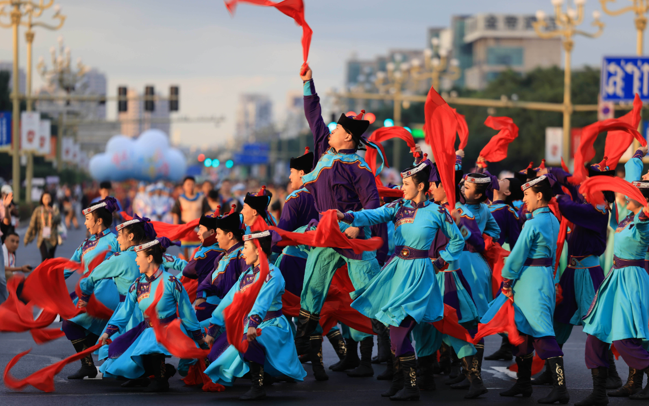 展现多彩民族文化 共绘民族团结画卷