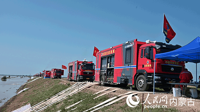 国家安全生产应急救援新兴际华队排涝车集中作业。实习生 王正玉摄