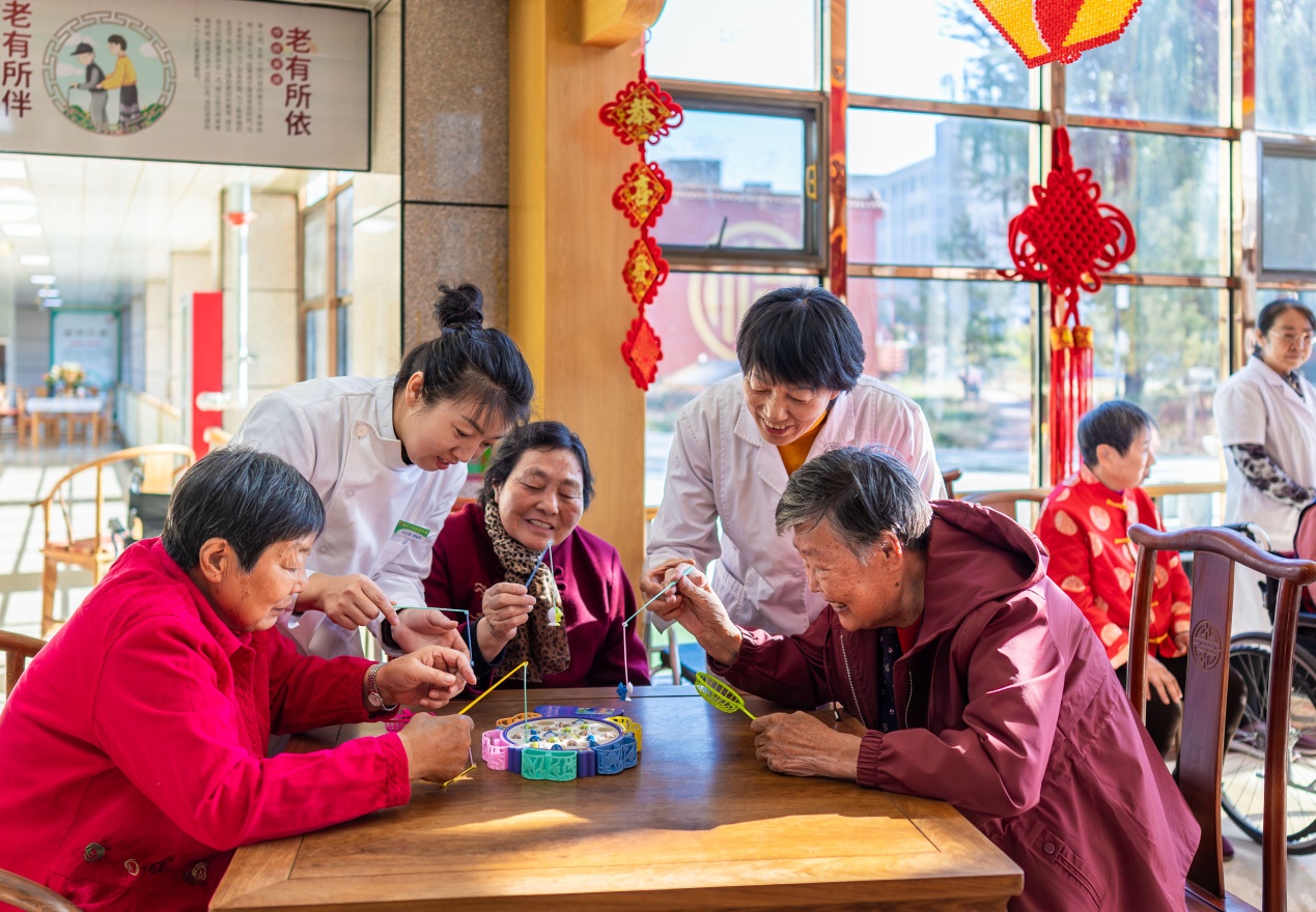 呼和浩特：幸福园里迎重阳 温情相伴暖意浓