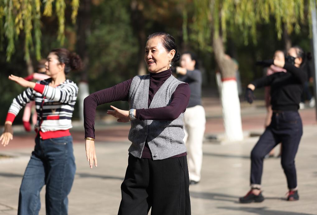 内蒙古乌海：多彩活动庆重阳