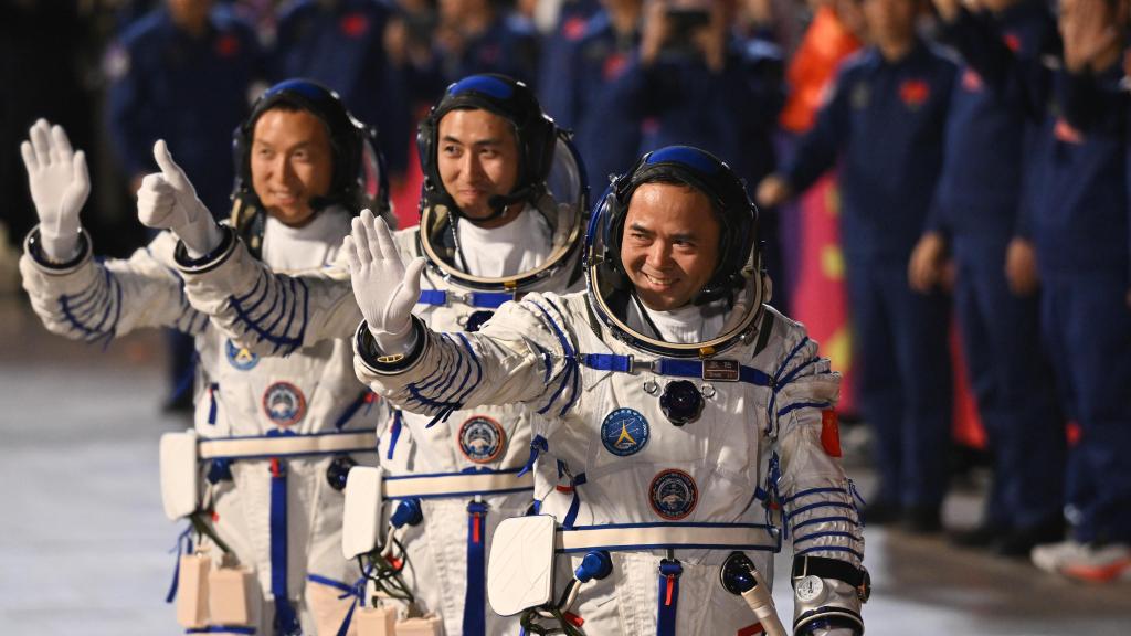 神舟二十一号航天员领命出征