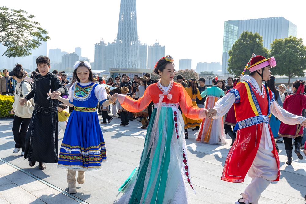 草原风韵润羊城 呼伦贝尔文艺路演奏南北和鸣