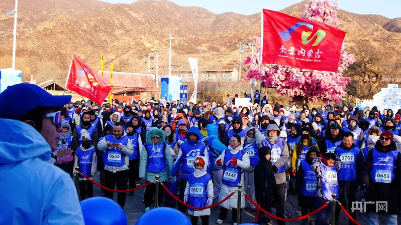 “凌冰之履”引领冬季户外运动新时尚