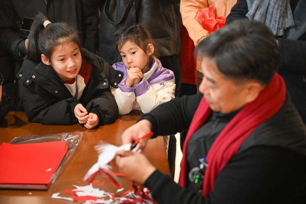 内蒙古和林格尔县：纸上生花迎新春