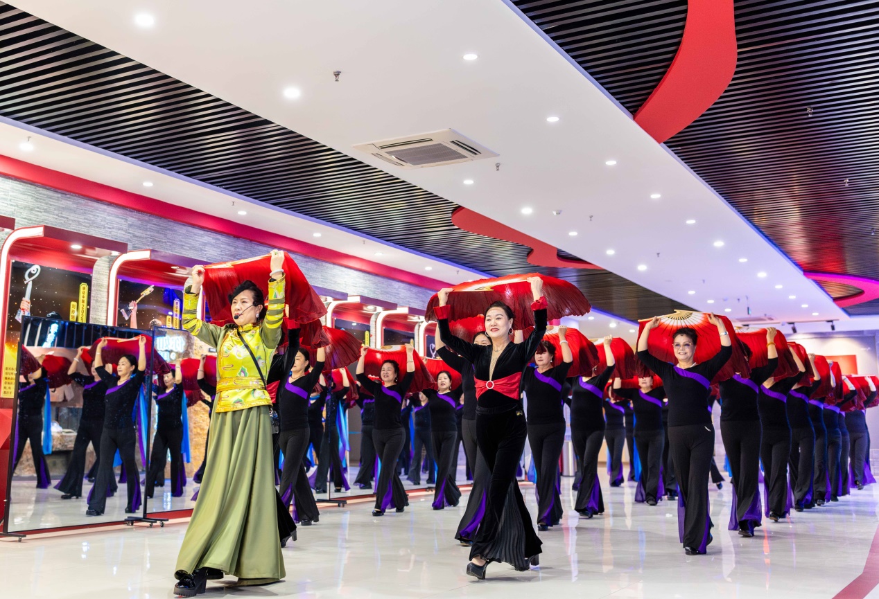 呼和浩特：老年大学点亮“银发生活”