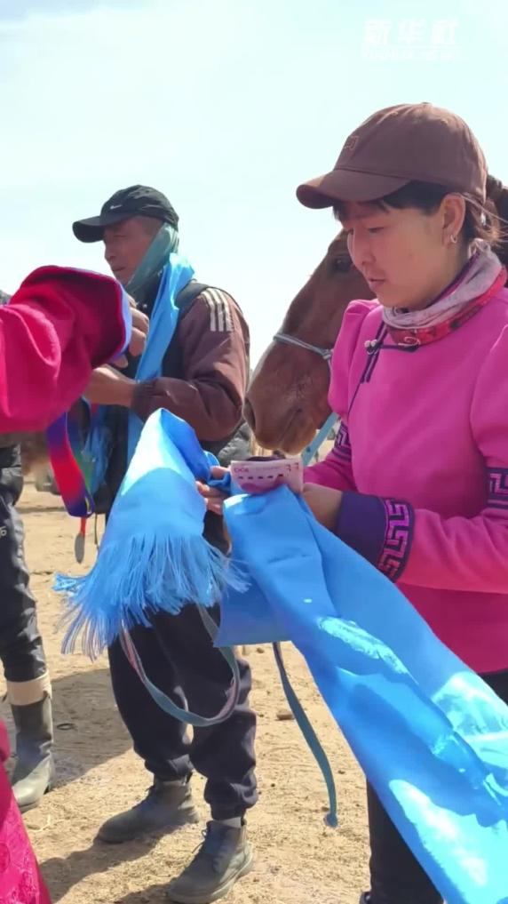 女骑手夺蒙古骑马比赛冠军