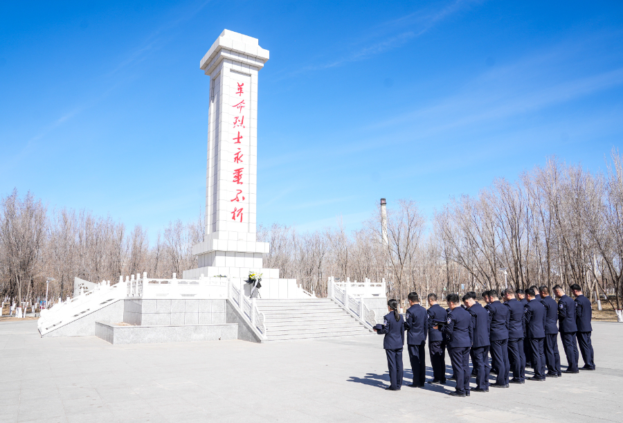 致敬革命英烈 激发奋进力量