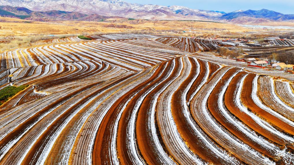 内蒙古赤峰市：春雪润梯田