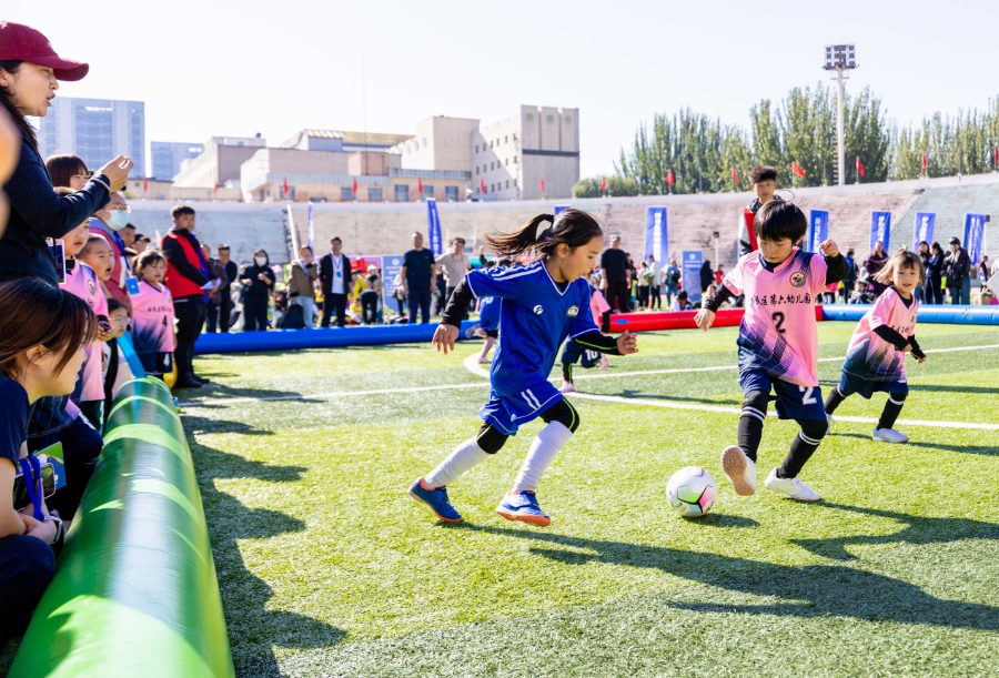 呼和浩特：幼儿足球嘉年华 体教融合助成长