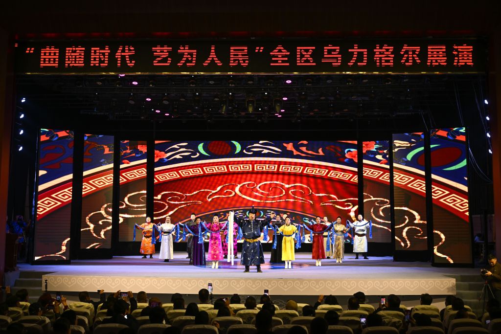 “曲随时代 艺为人民”全区乌力格尔展演颁奖晚会举行