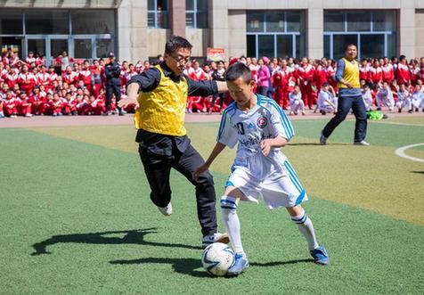 少年足球点亮校园生活 4月23日,呼和浩特市玉泉区通顺街小学的学生在